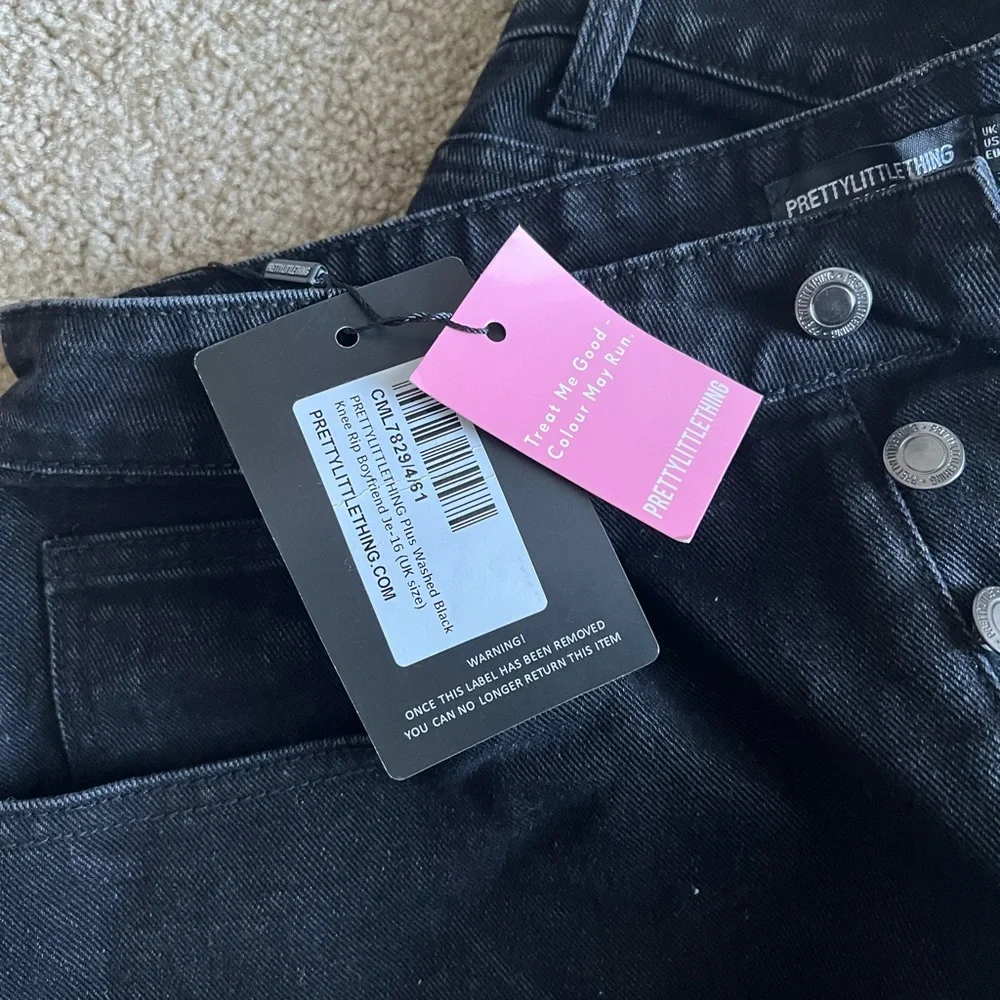 Pretty Little Thing Black Ripped Boyfriend Jeans - Picture 4 of 4